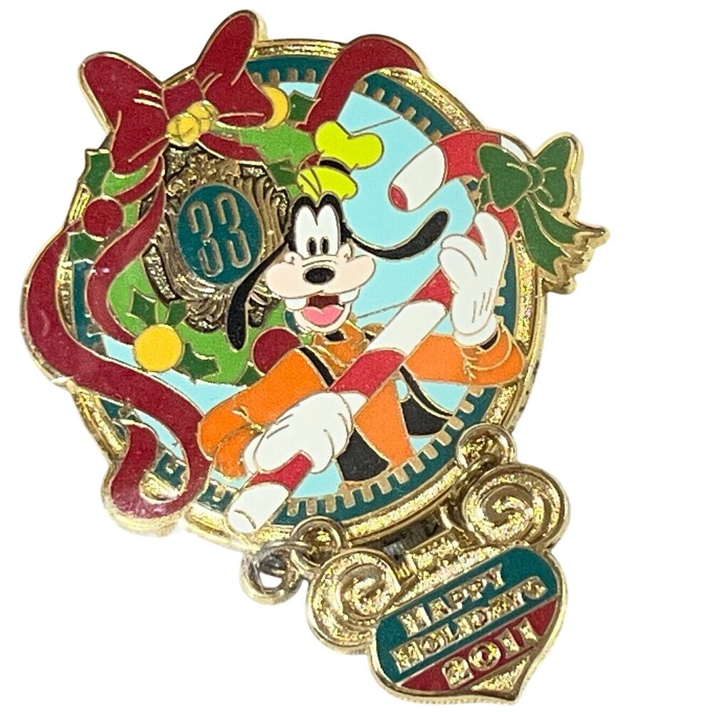 Disney Club 33 Happy Holidays 2011 Goofy Wreath LE 1500 Dangle Pin